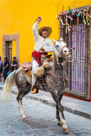 desfile de disfraces - Mexican man on horse re-enacting rebelion during the historic horseback parade celebrating Mexican Independence Day in San Miguel de Allende, Mexico Foto de stock - Con derechos protegidos, Código: 700-09088190