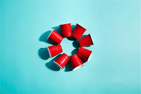 Red solo cup, plastic party cups forming a circle on a turquoise background Stockbilder - Lizenzpflichtiges, Bildnummer: 700-09101111