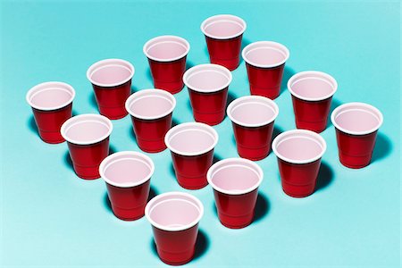 simsearch:6118-07354015,k - Red solo cup, plastic party cups in rows forming a square on a turquoise background Foto de stock - Con derechos protegidos, Código: 700-09101113