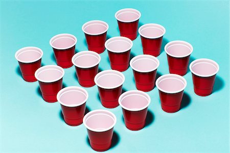 simsearch:649-06812402,k - Red solo cup, plastic party cups in rows forming a square on a turquoise background Photographie de stock - Rights-Managed, Code: 700-09101113