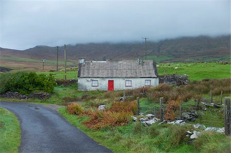 Typical cottage along the road in the Irish countryside on a foggy day in the Wicklow Mountians in Leinster Province, Ireland Foto de stock - Con derechos protegidos, Código: 700-09111069