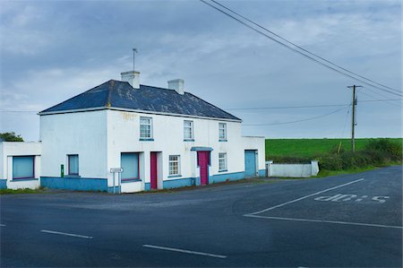 simsearch:862-03711343,k - Traditional house at a crossroads in Irish countryside on a cloudy day, Ireland Photographie de stock - Rights-Managed, Code: 700-09111063