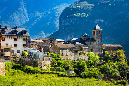 simsearch:862-07690869,k - The town of Torla (Torla-Ordesa) in Ordesa y Monte Perdido National Park in the Pyrenees in Huesca, Aragon, Spain Fotografie stock - Rights-Managed, Codice: 700-09226477