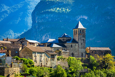 simsearch:862-07690869,k - The town of Torla (Torla-Ordesa) in Ordesa y Monte Perdido National Park in the Pyrenees in Huesca, Aragon, Spain Fotografie stock - Rights-Managed, Codice: 700-09226478