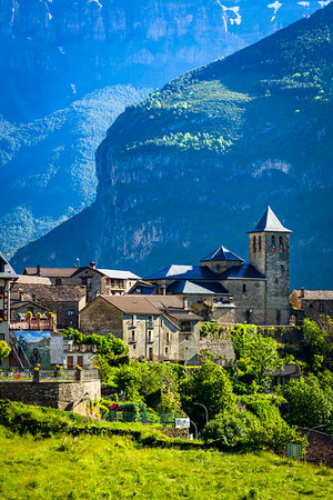 simsearch:862-07690869,k - The town of Torla (Torla-Ordesa) in Ordesa y Monte Perdido National Park in the Pyrenees in Huesca, Aragon, Spain Fotografie stock - Rights-Managed, Codice: 700-09226479