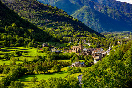 simsearch:862-07690869,k - The town of Broto in Ordesa y Monte Perdido National Park in the Pyrenees, Huesca, Aragon, Spain Fotografie stock - Rights-Managed, Codice: 700-09226522