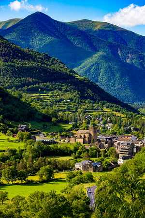 simsearch:862-07690869,k - The town of Broto in Ordesa y Monte Perdido National Park in the Pyrenees, Huesca, Aragon, Spain Fotografie stock - Rights-Managed, Codice: 700-09226523