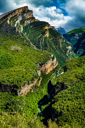 simsearch:700-09226475,k - Overview of moutain gorge and jagged edged moutaintop in Ordesa y Monte Perdido National Park in the Pyrenees, Huesca, Aragon, Spain. Fotografie stock - Rights-Managed, Codice: 700-09226535