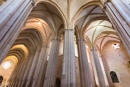 simsearch:700-08973650,k - Archways inside the church at the Alcobaca Monastery in Alcobaca in Leiria District in Oeste, Portugal Photographie de stock - Rights-Managed, Code: 700-09226575