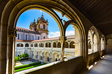 Archway views of the courtyard and Cloister at Alcobaca Monastery and church in Alcobaca in Leiria District in Oeste, Portugal Stockbilder - Lizenzpflichtiges, Bildnummer: 700-09226571