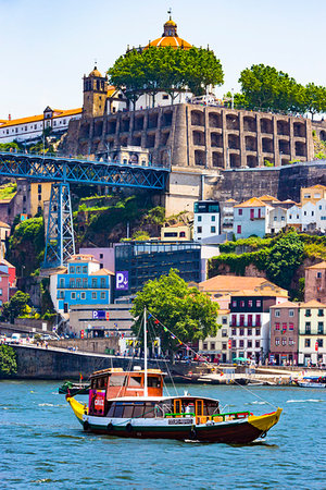 dom luis bridge - Tour boat in the harbor in Porto, Norte, Portugal Foto de stock - Con derechos protegidos, Código: 700-09226606