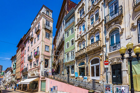 Street scene with pastel buildings in the Old Town of Coimbra, Portugal Stockbilder - Lizenzpflichtiges, Bildnummer: 700-09226602