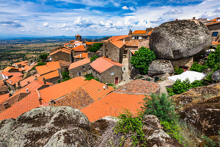 simsearch:841-08101744,k - Large boulders on top on the montains side near the rooftops of the stone houses in the village of Monsanto in Idanha-a-Nova, Portugal Photographie de stock - Rights-Managed, Code: 700-09226776