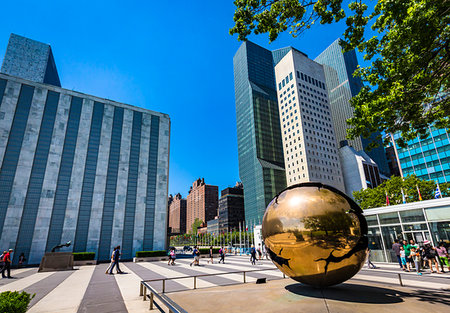 World sculpture and entrance to the United Nations Headquarters in New York City, New York, USA Stockbilder - Lizenzpflichtiges, Bildnummer: 700-09226829