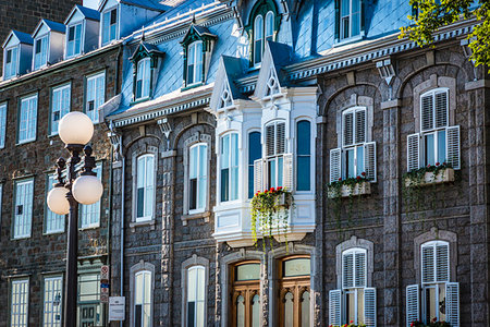 simsearch:700-07784361,k - Lamp post and traditional stone buildings with decorative moldings around the windows in Old Quebec in Quebec City, Quebec, Canada Stockbilder - Lizenzpflichtiges, Bildnummer: 700-09226873