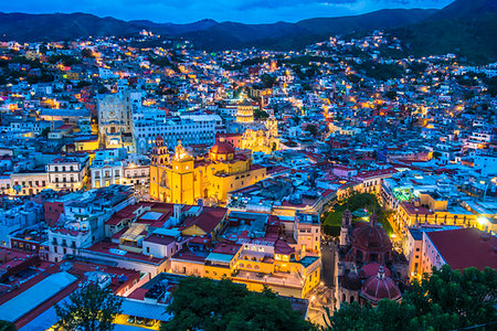 Overview of city at dusk with the Guanajuato Basilica painted in yellow in Guanajuato City, Guanajuato, Mexico Photographie de stock - Rights-Managed, Code: 700-09226925