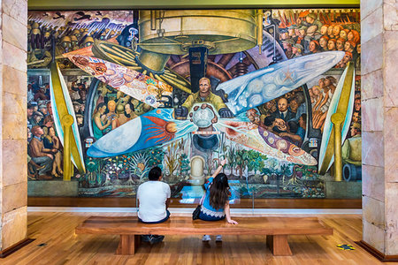 People sitting on bench in front of a wall mural in the Palace of Fine Arts (Palacio de Bellas Artes), Mexico City, Mexico Foto de stock - Con derechos protegidos, Código: 700-09226921