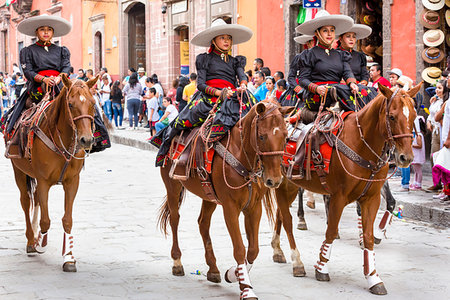 procesión - Women in traditonal dress on horseback in the Mexican Independence Day parade, San Miguel de Allende, Mexico Foto de stock - Con derechos protegidos, Código: 700-09226954