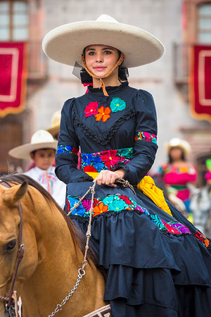 sombreiro - Portrait of young woman on horseback in traditional dress in the Mexican Independence Day parade, San Miguel de Allende, Mexico. Foto de stock - Direito Controlado, Número: 700-09226957