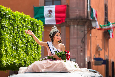 simsearch:700-02637579,k - Beauty queen at a Mexican Independence Day parade, San Miguel de Allende, Mexico Foto de stock - Con derechos protegidos, Código: 700-09226950