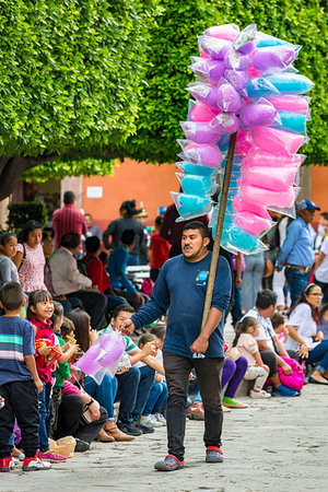 simsearch:700-09088035,k - Man selling cotton candy along parade route at the Mexican Independence Day parade, San Miguel de Allende, Mexico Foto de stock - Con derechos protegidos, Código: 700-09226953