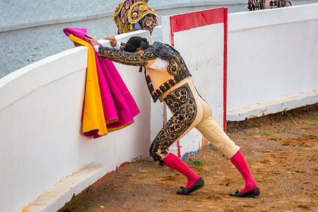 simsearch:862-05998567,k - Bullfighter in bullring stretching before Bullfight in San Miguel de Allende, Mexico. Photographie de stock - Rights-Managed, Code: 700-09226964