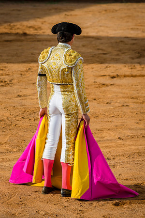 stierkampf - Back view of Bullfighter holding cape in bullring at Bullfight in San Miguel de Allende, Mexico Photographie de stock - Rights-Managed, Code: 700-09226967