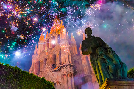 parroquia de san miguel arcangel - The Alborada dawn fireworks for the St Michael Archangel Festival with the Parroquia de San Miguel Arcangel and statue of Fray Juan de San Miguel in San Miguel de Allende, Mexico Fotografie stock - Rights-Managed, Codice: 700-09226985