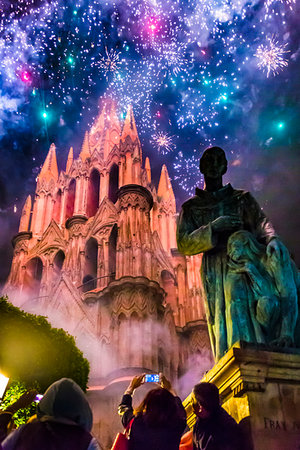 simsearch:841-06500380,k - The Alborada dawn fireworks for the St Michael Archangel Festival in San Miguel de Allende, Mexico Foto de stock - Con derechos protegidos, Código: 700-09226988