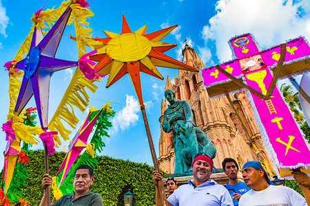 parroquia de san miguel arcangel - People carrying colorful decorations at a parade to the Parroquia de San Miguel Arcangel at the St Michael Archangel Festival in San Miguel de Allende, Mexico. Fotografie stock - Rights-Managed, Codice: 700-09227029