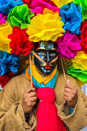 simsearch:841-07523440,k - Close-up of indigenous tribal dancer wearing mask and colurful flowers at a St Michael Archangel Festival parade in San Miguel de Allende, Mexico Fotografie stock - Rights-Managed, Codice: 700-09227043