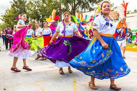 simsearch:700-07279520,k - Mexican women in traditional dress dancing in a St Michael Archangel Festival parade in San Miguel de Allende, Mexico Foto de stock - Con derechos protegidos, Código: 700-09227113