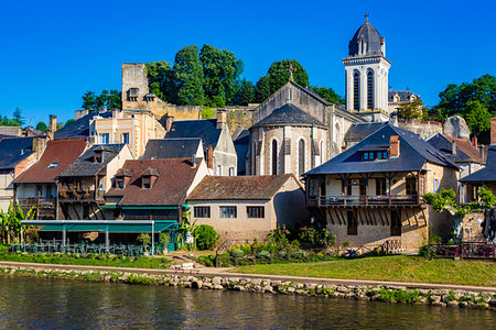 simsearch:700-09236390,k - The town of Montignac along the Vezere River in Dordogne, Nouvelle-Aquitaine, France. Foto de stock - Con derechos protegidos, Código: 700-09236474