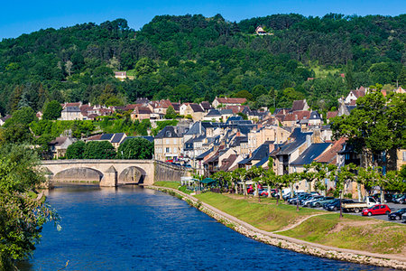 simsearch:700-09236390,k - The town of Montignac along the Vezere River in Dordogne, Nouvelle-Aquitaine, France Fotografie stock - Rights-Managed, Codice: 700-09236473