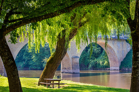 Relaxing sitting area along the Vezere River in the town of Limeuil in Dordogne, Nouvelle-Aquitaine, France Foto de stock - Con derechos protegidos, Código: 700-09236483