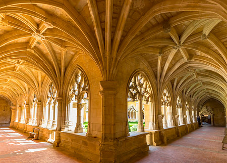 simsearch:700-09236390,k - The Cloisters of Cadoin Abbey, Cadouin, Dordogne, Nouvelle-Aquitaine, France. Fotografie stock - Rights-Managed, Codice: 700-09236492