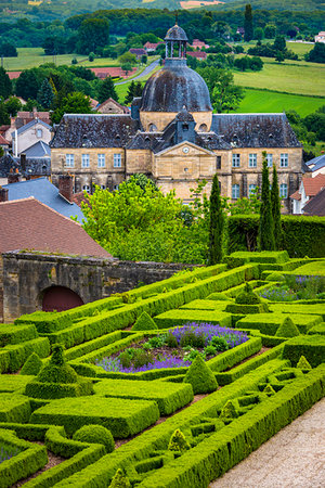 simsearch:700-09236392,k - Garden at Chateau Hautefort, Hautefort, Dordogne, Nouvelle-Aquitaine, France. Stock Photo - Rights-Managed, Code: 700-09236610