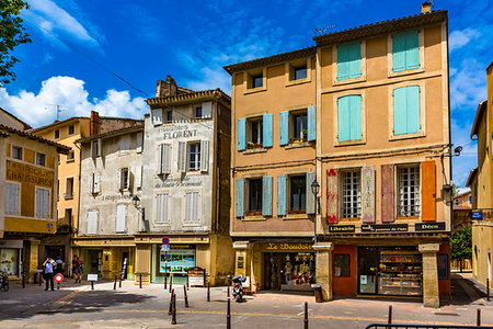 simsearch:700-09236853,k - Street scene in the town of L'Isle-sur-la-Sorgue, Provence-Alpes-Cote Vaucluse, Provence, France. Stock Photo - Rights-Managed, Code: 700-09236664