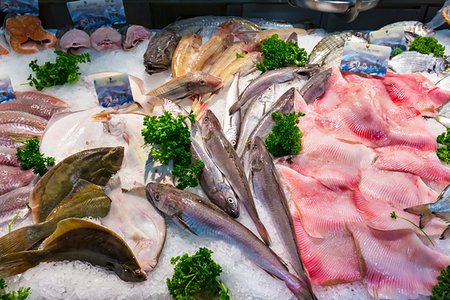 Fish for sale at the covered market of Les Halles, Avignon, Provence-Alpes-Cote d'Azur, Provence, France. Foto de stock - Con derechos protegidos, Código: 700-09236717