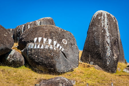 Large rocks with painted faces at Stony Batter Historic Reserve, Waiheke Island, North Island, New Zealand. Stockbilder - Lizenzpflichtiges, Bildnummer: 700-09237349