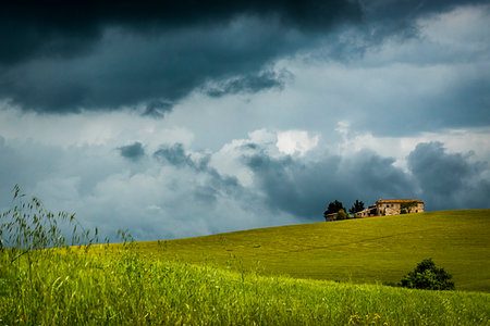 simsearch:879-09191122,k - Stormy sky over farming country in Tuscany, Italy. Fotografie stock - Rights-Managed, Codice: 700-09237414