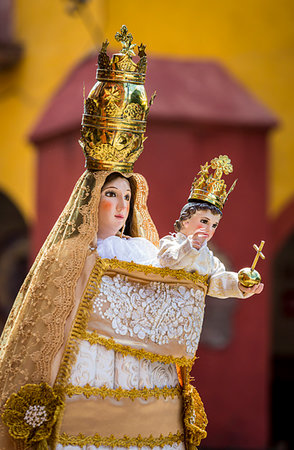 Close-up of Statue of Virgin Mary with Jesus in the Our Lady of Loreto Procession in San Miguel de Allende, Guanajuato, Mexico Stockbilder - Lizenzpflichtiges, Bildnummer: 700-09273206