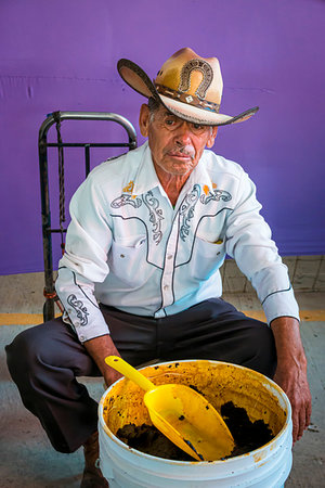 simsearch:700-09273215,k - Male vendor selling mole sauce at the Tuesday Market in San Miguel de Allende, Guanajuato, Mexico Photographie de stock - Rights-Managed, Code: 700-09273217