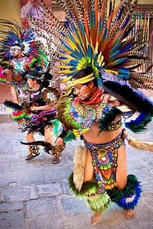 simsearch:700-09273213,k - Traditional tribal dancers in the La Resena Parade in San Miguel de Allende, Guanajuato, Mexico Foto de stock - Direito Controlado, Número: 700-09273226