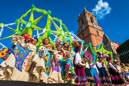 simsearch:700-09273241,k - Group of people wearing traditionl costumes in the La Resena Parade in San Miguel de Allende, Guanajuato, Mexico Photographie de stock - Rights-Managed, Code: 700-09273229