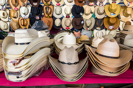 simsearch:700-09273213,k - Stacks of straw cowboy hats for sale at the Tuesday Market in San Miguel de Allende, Guanajuato, Mexico Foto de stock - Direito Controlado, Número: 700-09273222