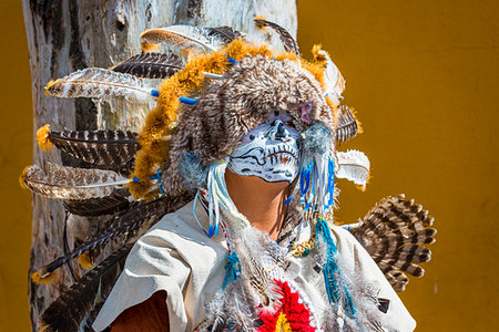 simsearch:700-09273241,k - Indigenous tribal dancer wearing costume and headdress at a St Michael Archangel Festival parade in San Miguel de Allende, Mexico Photographie de stock - Rights-Managed, Code: 700-09273237