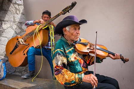 simsearch:700-09273215,k - Two Mexican musicians playing string instruments at a St Michael Archangel Festival parade in San Miguel de Allende, Mexico Photographie de stock - Rights-Managed, Code: 700-09273232