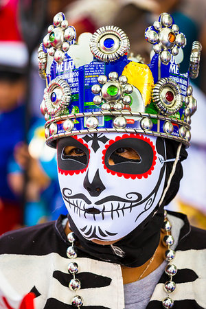 simsearch:700-09273241,k - Close-up of an indigenous tribal dancer wearing mask and crown at a St Michael Archangel Festival parade in San Miguel de Allende, Mexico Fotografie stock - Rights-Managed, Codice: 700-09273249