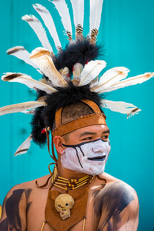 simsearch:700-09273241,k - Young, male indigenous tribal dancer wearing face paint and a headdress with feathers at a St Michael Archangel Festival parade in San Miguel de Allende, Mexico Fotografie stock - Rights-Managed, Codice: 700-09273240
